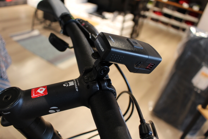 ライトは明るくて安心の「ボントレガーIon450R」。ブレンダ―でスマートに!!