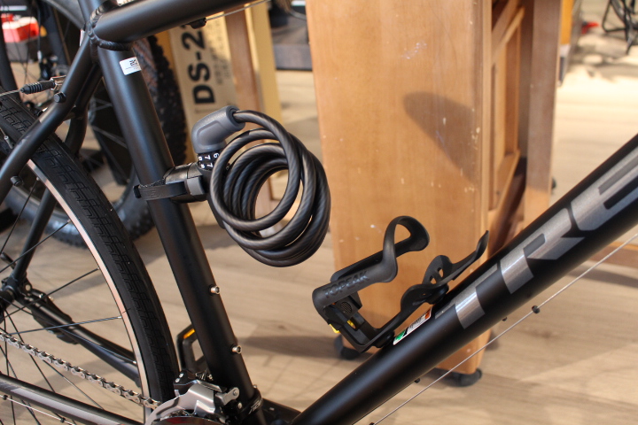 長めのワイヤー錠と便利なペットボトルも使えるボトルケージ。