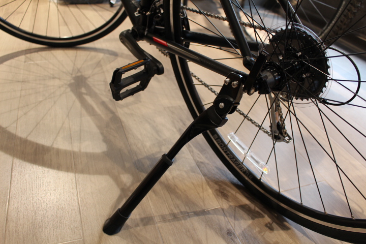 クロスバイク定番のキックスタンド。専用品でスマートに取り付け可能。